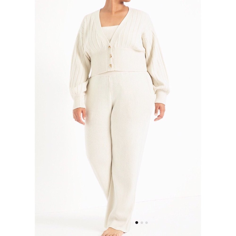 - SZ 22/24 Eloquii 3pc Antique White Swtr set.  NWT